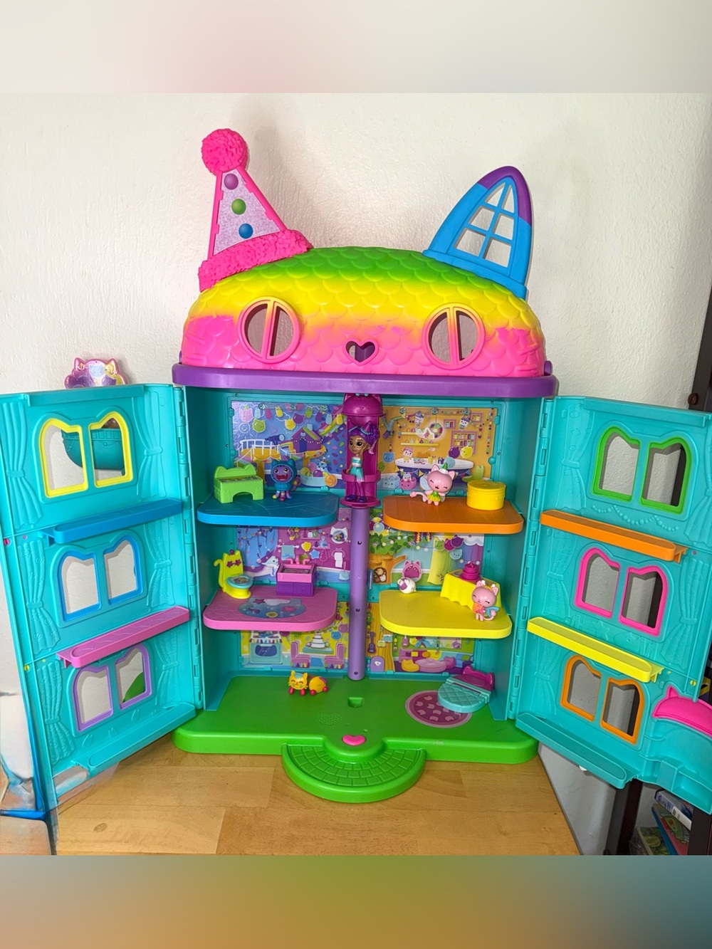 Gabby’s Dollhouse Rainbow Celebration Playset Figures Accessories Working Sounds